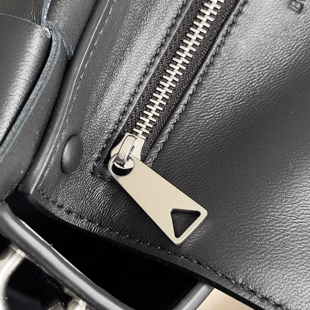Batch 2120 bv two-in-one cassette bag has a more casual and casual cool. The leather is stiff and has a slight leather luster. Different colors are available. 🙈 The crossbody bag that handsome guys love to carry when going out is super handsome. It is fashionable and fashionable~ The capacity is very sufficient for daily commuting. The small bag can hold headphones. One bag is multi-purpose! ! Style number: 741777 Size: 26*16*6.5cm